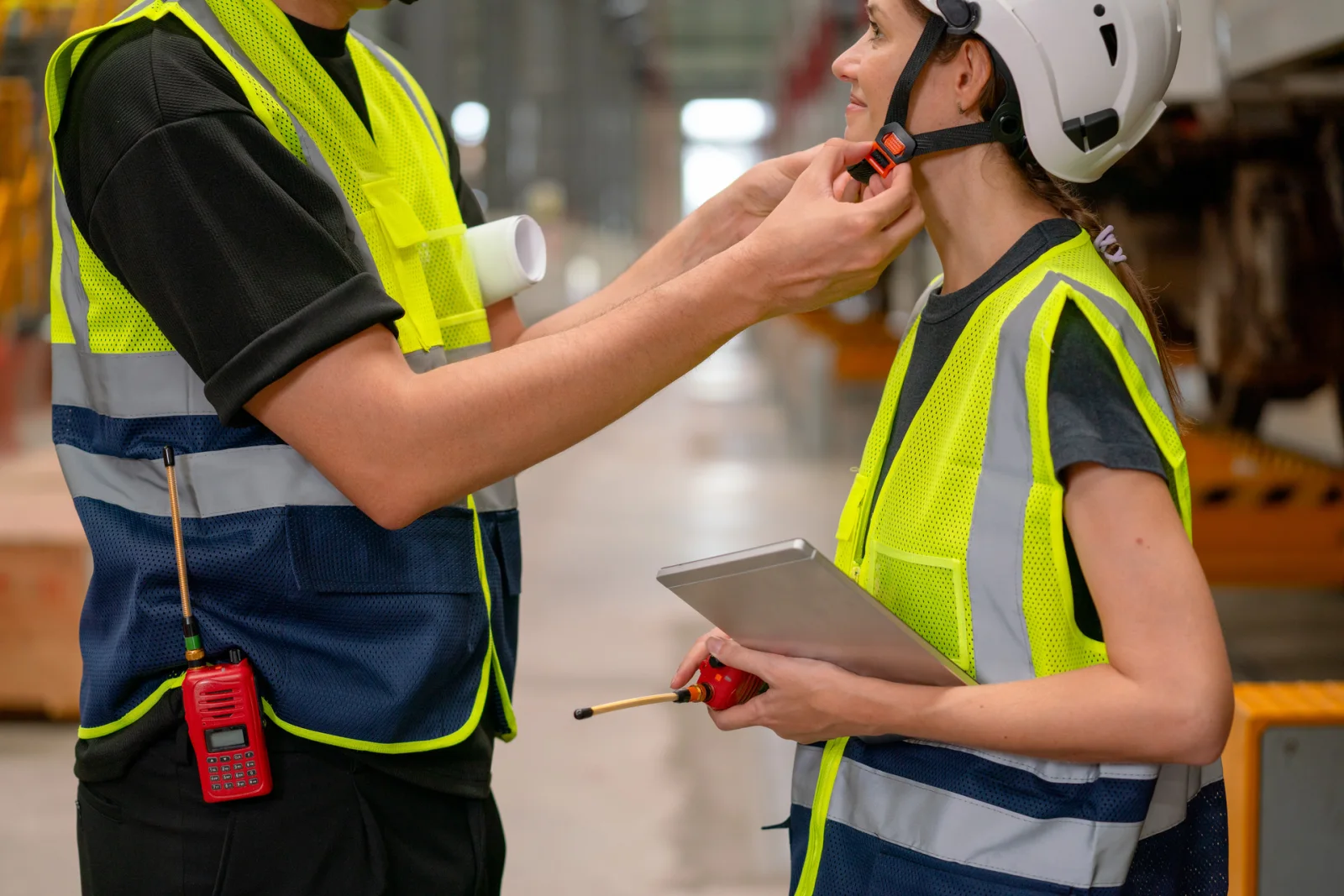 Professionisti impegnati nella sicurezza sul lavoro